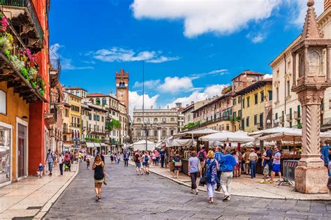 shopping streets in Verona